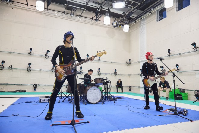 WAKAZOのMV撮影の様子(左から)徳永暁人さん(B)、柳原和也さん(Dr)、ヒダカトオルさん(G)