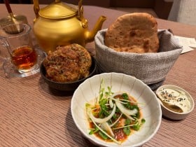 サウジアラビア風お好み焼き「モバサル」、万博で体験した未知の味に60万表示…「何が何の料理だかわからない」が入店の決め手に