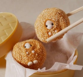 ごま団子に鮭…食べ物に変身したシルバニアに反響、作者に制作秘話を聞いてみた「ごまを一つ一つ刺繍、何度も挫折しそうに」