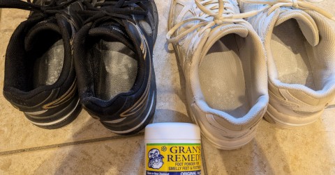 「足が臭い…靴も臭い…」わが家の玄関を救った“魔法の粉”、その消臭効果をレビュー※でも注意点あり