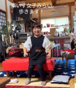 脳性麻痺で立つことが困難だった9歳女児、努力を重ねた歩行姿