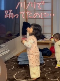ノリノリで踊る3歳姉の背後に現れ…1歳妹の行動に反響