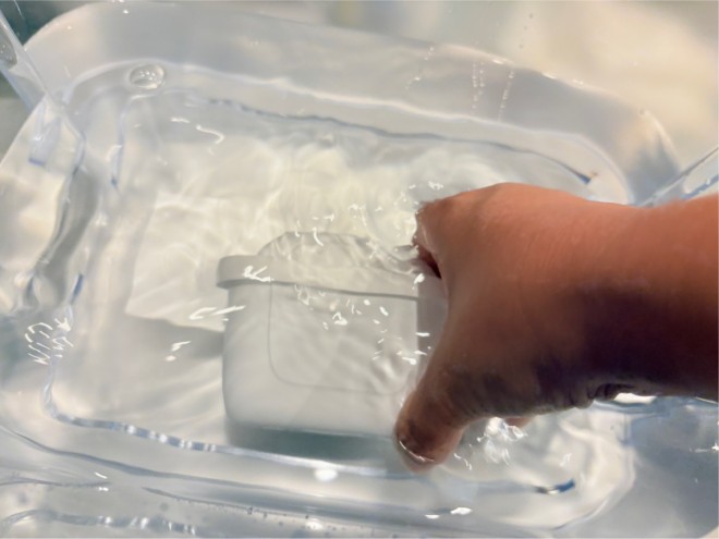 �J�[�g���b�W�𐅂ɐZ���ĐU���Ă���Ƃ���