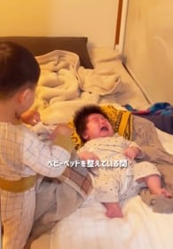 【キッズ】泣き止まない弟に2歳兄は…年子兄弟の尊すぎる日常に「なんて優しいお兄ちゃん」