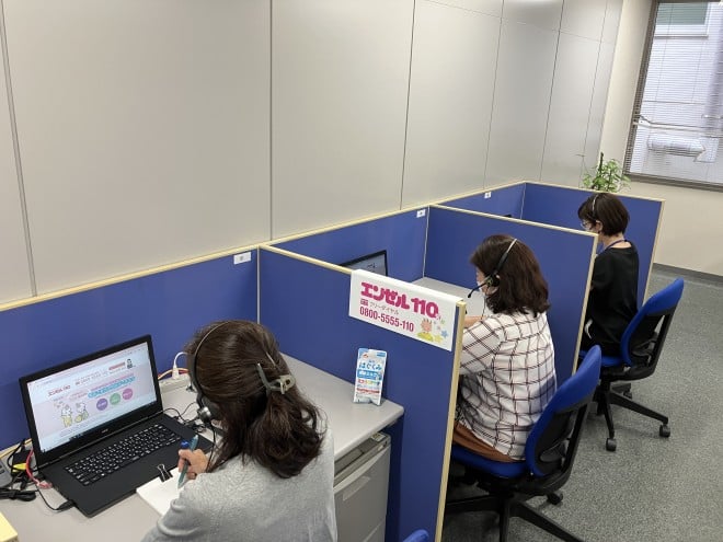 「エンゼル110」相談員が電話相談に乗っている様子
