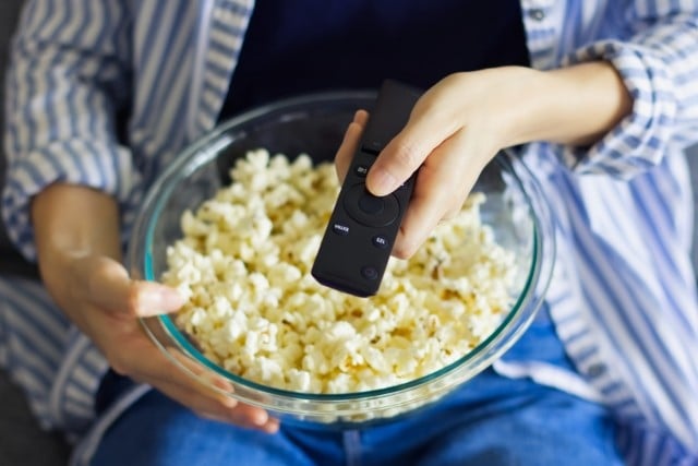 これ天井に映せるの天才」「寝転んで観るの最高すぎ」夏のおうち時間に