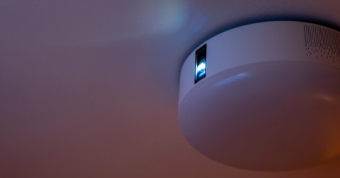 「これ天井に映せるの天才」「寝転んで観るの最高すぎ」夏のおうち時間にぴったり“家庭用プロジェクター”おすすめ5選