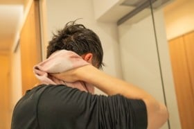 【抜け毛・AGA】「朝シャンはハゲる」って本当？ 紫外線の影響は？ 猛暑の対策を皮膚科医が解説