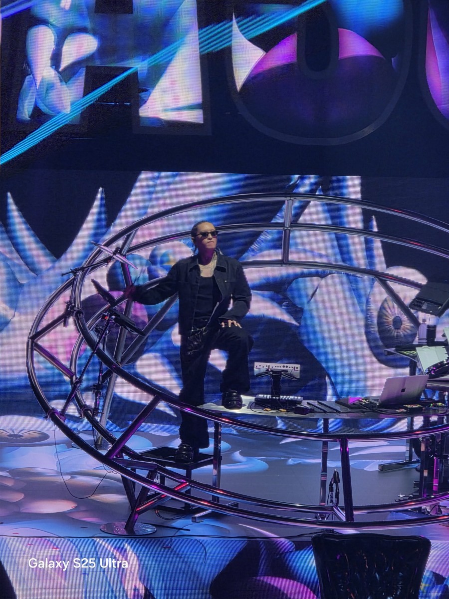 パフォーマンス中のAyase(Samsung Galaxy S25 Ultraで撮影)