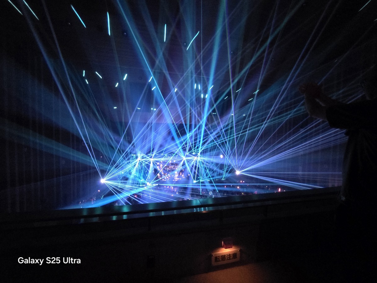 広角カメラ機能でステージを撮影(Samsung Galaxy S25 Ultraで撮影)