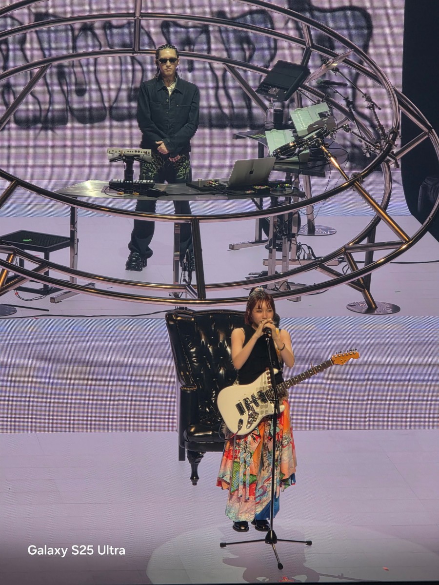 2階席からズーム機能を使用して撮影したAyaseとikura(Samsung Galaxy S25 Ultraで撮影)