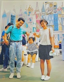 【キッズ】初ディズニーに喜ぶ3歳の女の子、30年後の家族写真がエモすぎる…「めちゃくちゃ素敵！」