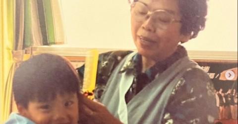 【キッズ】理容師の祖母にカットされる3歳孫、30年後の2人の絆に「出勤前に泣いた」「何度見ても感動する…！」