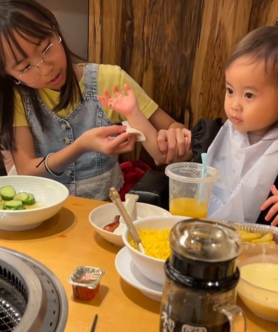 ���̘r��@���Ă����Ă��钷��