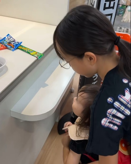 ���W�ɓ͂��悤�ɕ��������Ă����钷��