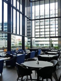 再開発つづく東京、“庶民が入りづらいビル”増加に逆張り? 子連れもお年寄りも続々…街とつながるオフィスビル