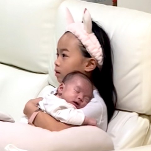 0歳弟を抱っこする7歳姉の姿が尊い、「宝物が宝物を抱いてる」「将来良いお母さんになる」
