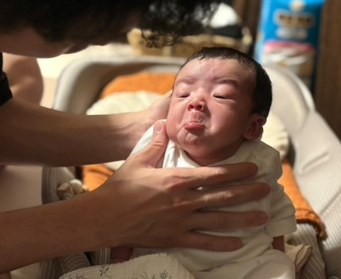 「80歳くらいの顔になってる」 赤ちゃんの渋すぎる