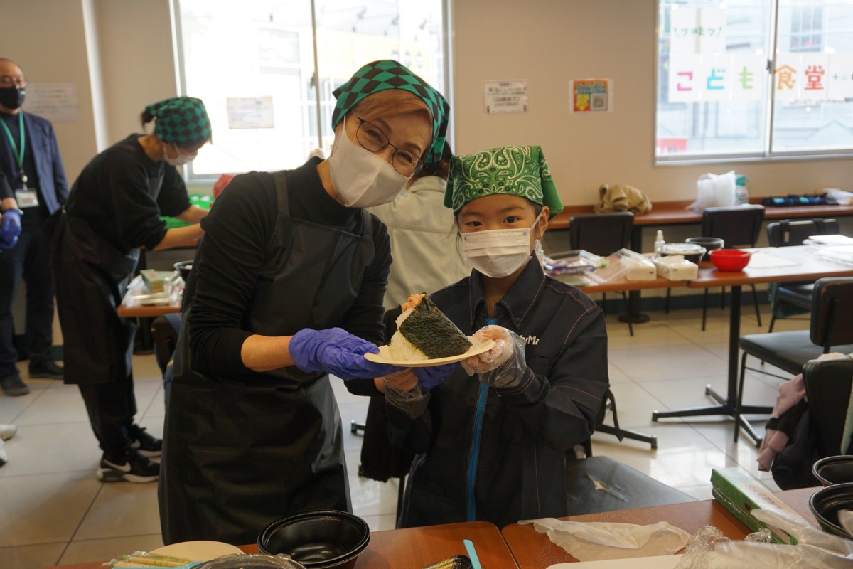 ���ɂ�����X�u���ɂ��� �ڂ񂲁v�Ƌ����ŁA�u�t�@�~�}���ǂ��H���v�ɂ����āA�e�q���ނ��ы������J�ÁB�E�ߗR���q���񂪎q�ǂ�����