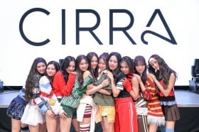 LDHɐVK[YO[vuCIRRAva E-girlsڃ[_[̍vf[X