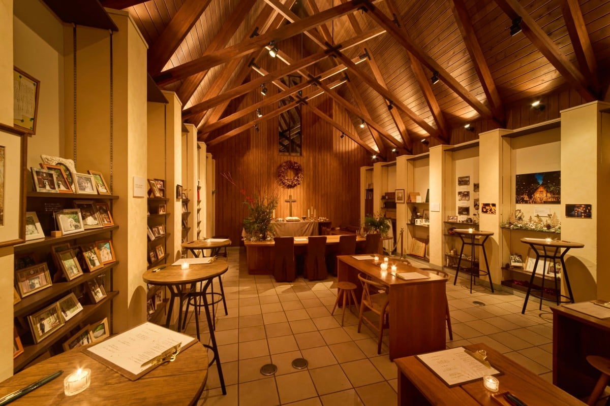 牧師館の中でメッセージを綴る