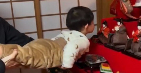 ���h�ȂЂȒd�ɐG��Ȃ��悤�Ɂc�\�z�O�̑̐��Ŋώ@���鑧�q�ɓB�t���u�e���r�ǂƂ��̃J�������v�u�l�`�ڐ������낢���낤�ȁi�΁j�v