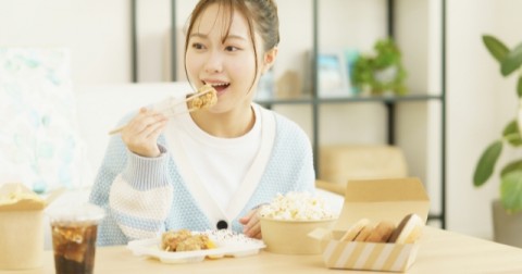 �u��l�ŐH�ׂĂ��邯��ǁA��l���肶��Ȃ��v���т̎��Ԃɗ��������h���}3�I