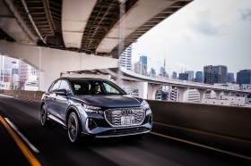 �A�E�f�BQ4 40 e-tron S���C�� ���B�d�l�ԁiRWD�j�y����L�z