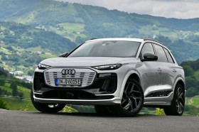 �A�E�f�BQ6 e-tron�N���g���i4WD�j�^SQ6 e-tron�i4WD�j�y�C�O����L�z
