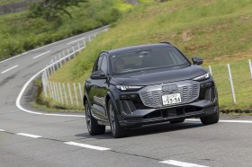 �A�E�f�BQ6 e-tron�N���g�� �A�h�o���X�g�i4WD�j�y����L�z