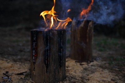 丸太で焚き火を楽しむ スウェーデントーチ ウッドキャンドル の作り方 Oricon News