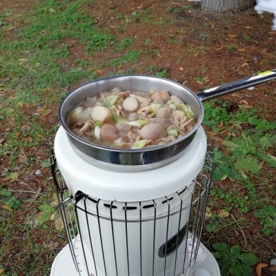 冬キャンプにピッタリの鍋料理 山形の郷土料理 芋煮 を灯油ストーブで作る Oricon News