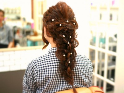 三つ編みをさらに三つ編みに パールアクセがかわいい編み込みヘアアレンジ Oricon News