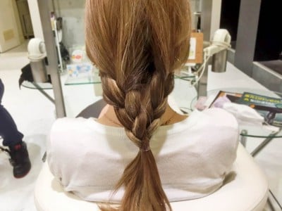 おさげ髪がオシャレアレンジに変身 三つ編みだけで作る編みおろしヘアアレンジが可愛い Oricon News