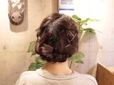 三つ編みだけで簡単アップに ガーリーな印象のアップスタイルヘアアレンジ Oricon News