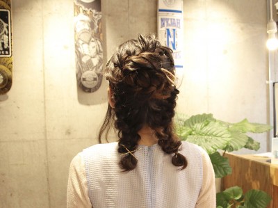ガーリーな二つ分け編み込みアレンジ ゴールドピン パッチン留めでかわいさをプラス Oricon News