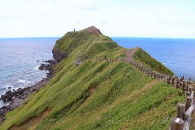 積丹ブルーと壮大な地形美！北海道「神威岬」最果ての絶景 | ORICON NEWS