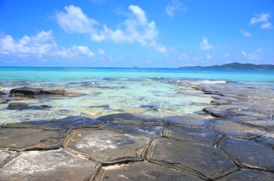 ソーダ色の海と亀の甲！久米島「畳石」は神秘の絶景スポット | ORICON NEWS