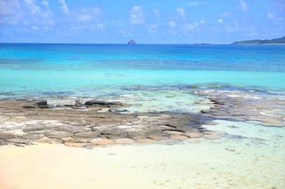 ソーダ色の海と亀の甲！久米島「畳石」は神秘の絶景スポット | ORICON NEWS