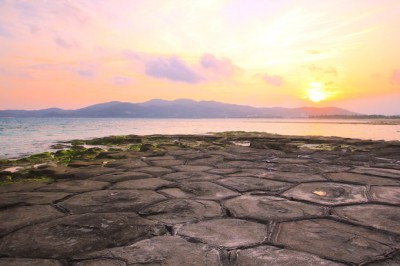 ソーダ色の海と亀の甲！久米島「畳石」は神秘の絶景スポット