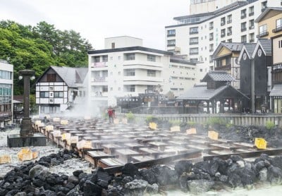 草津温泉人気のお土産「湯の花」と運がよければレア湯も堪能 | ORICON NEWS