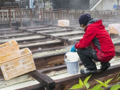 草津温泉人気のお土産「湯の花」と運がよければレア湯も堪能 | ORICON NEWS