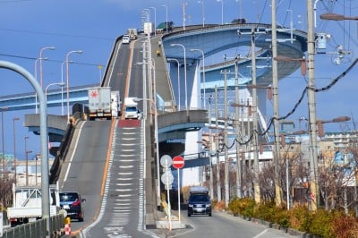 大阪にもある ベタ踏み坂 なみはや大橋 でスリルと眺望を満喫 Eltha エルザ