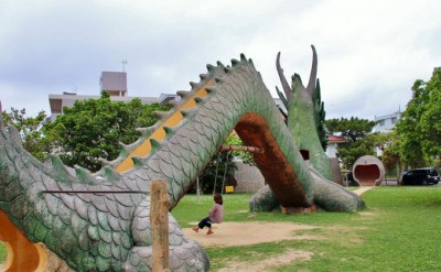 子供の楽園 沖縄 ドラゴン公園 で龍と遊ぼう Oricon News