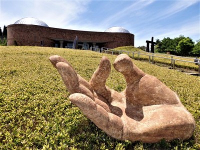 これが陶芸!?さまざまな信楽焼が楽しめる滋賀県立陶芸の森 | ORICON NEWS