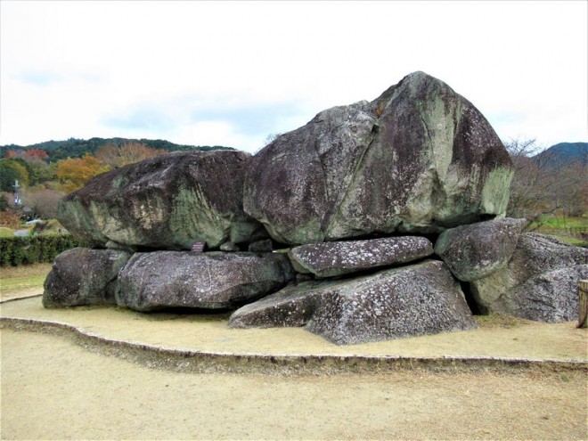 蘇我馬子の墓!?大迫力の奈良県明日香村「石舞台古墳」｜eltha(エルザ)