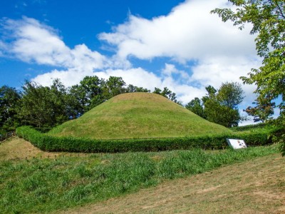 まるで兄弟古墳！奈良・明日香村「高松塚古墳」と「キトラ古墳