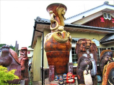 巨大なタヌキがお出迎え！滋賀県信楽町で陶器めぐりを楽しもう