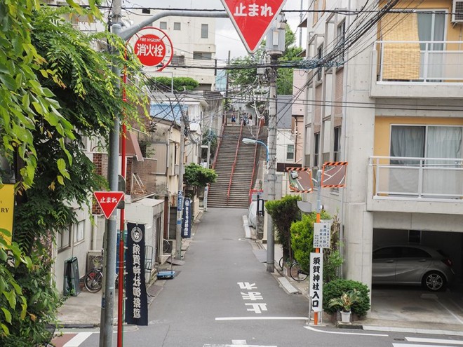 映画「君の名は。」の聖地、東京・四谷の須賀神社階段と界隈の坂道