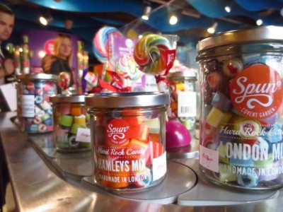イギリス最大＆最古のおもちゃ屋、ロンドン「ハムリーズ」の